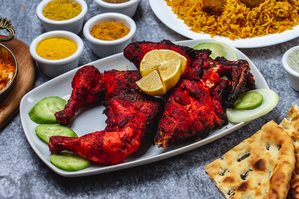 Le tandoori de poulet est cuit à la perfection dans un four à tandoor