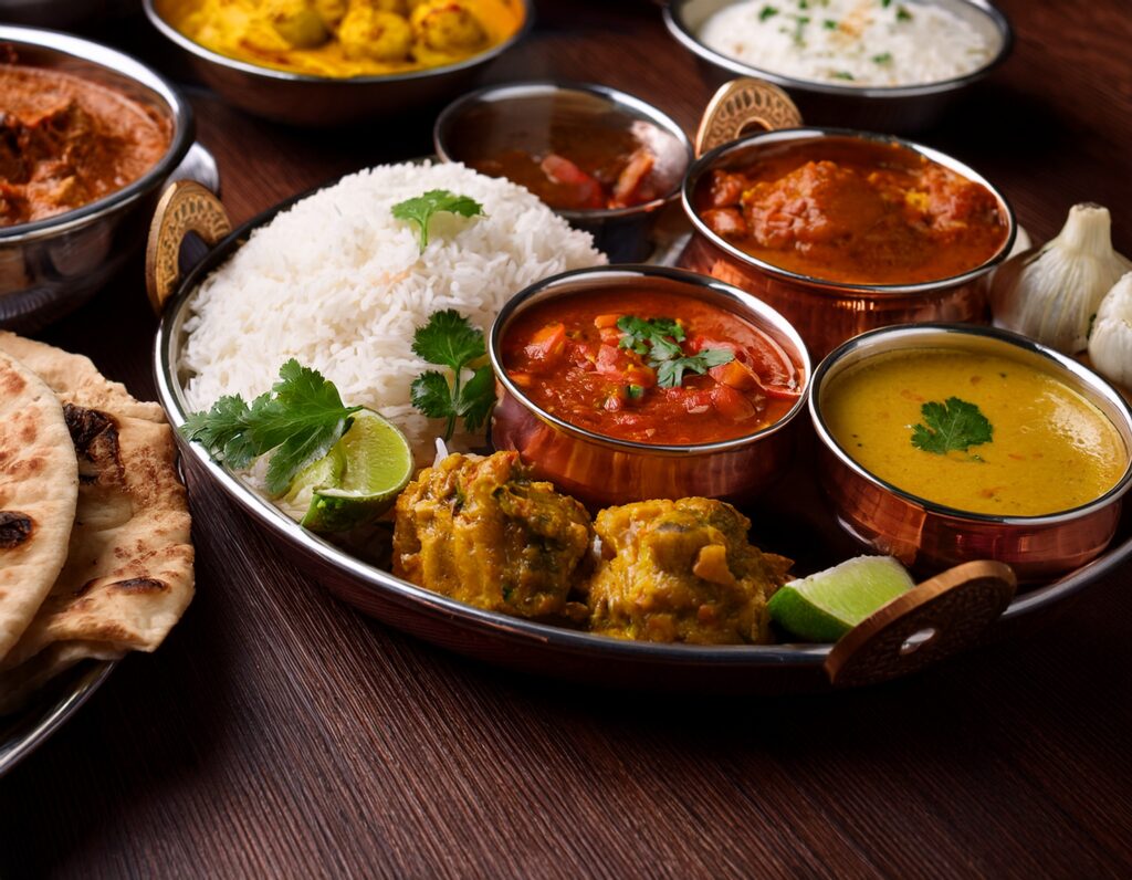 Les plats typiques indiens sont souvent servis avec du riz, des naans ou des rotis. Ils viennent avec des sauces et des chutneys délicieux.